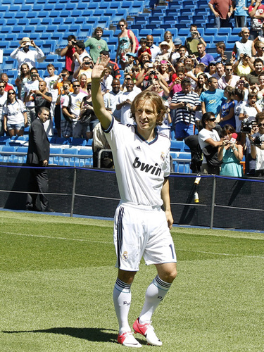 五粮液全球发售世界杯官方联名产品，打造中国白酒国际化“品效合一”新样本（五粮液世界杯官方联名全球发售，树立中国白酒出海“品效合一”新标杆）